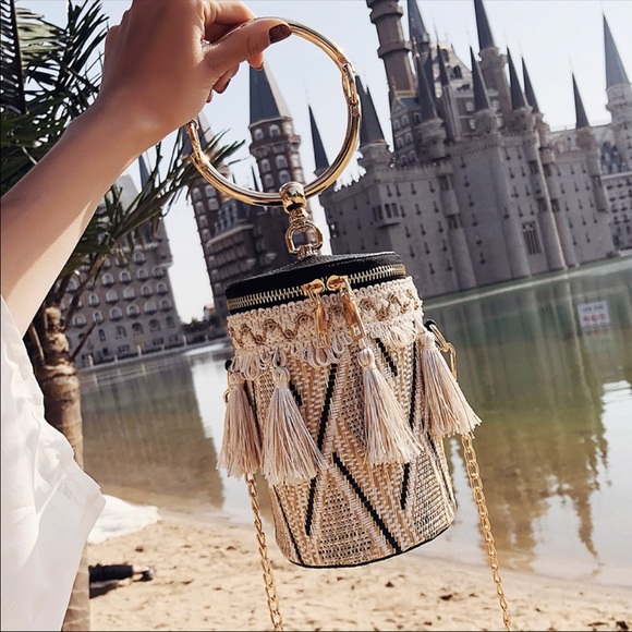 TheBoldBohemian Handbags - 5⭐️ NEW Boho Straw Tassel Shoulder Clutch Bag